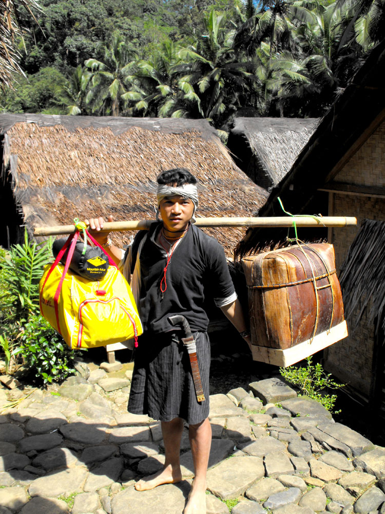A-Baduy-Dalam-Man-with-a-traditional-Bark-Bag