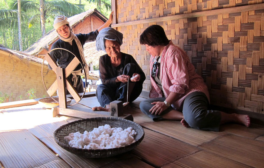 A-Baduy-woman-Spinning-Cotton